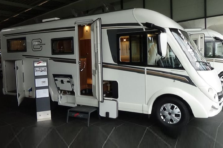 Nhắc đến nhà di động (motorhome) chúng ta thường nghĩ đến những chiếc motorhome to lớn và xa xỉ. Tuy nhiên, Carthago C Compact Line 2022 mới lại không hề như vậy, nó gọn gàng, đơn giản nhưng có đủ tiện nghi cần thiết.