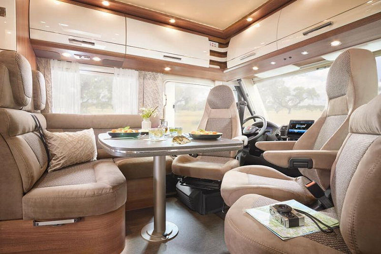 Nhờ lắp đặt cửa sổ trần trong suốt mà cabin xe luôn có nhiều ánh sáng, sàn 2 tầng và các bức tường tích hợp ngăn tủ thì cung cấp nhiều không gian chứa đồ.