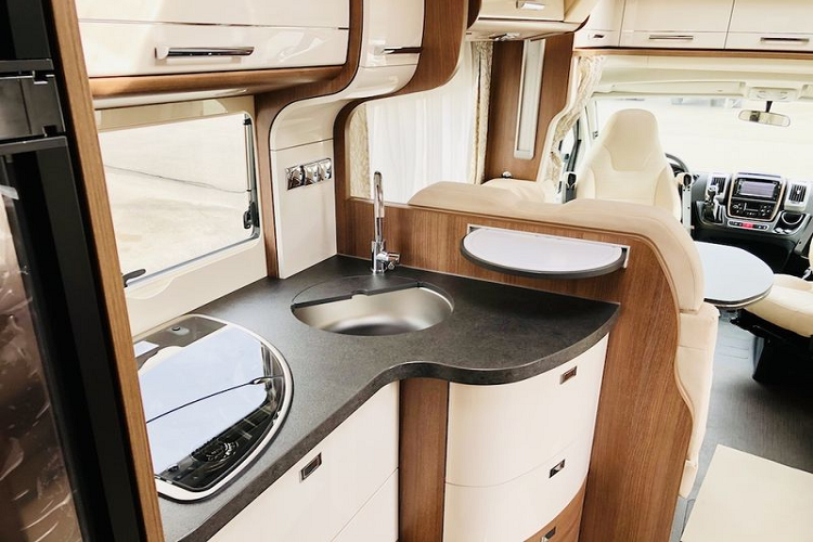 Để đảm bảo sự thoải mái cho người dùng, chiếc xe được lắp đặt cả máy lạnh và hệ thống sưởi.