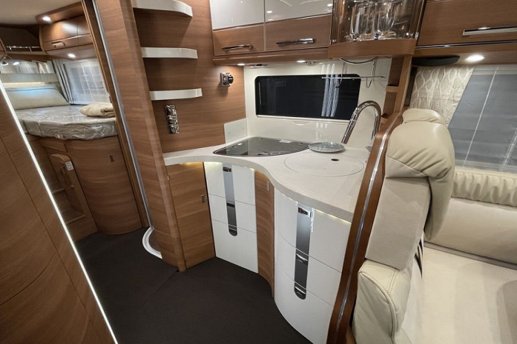 Chưa hết, căn nhà di động nhỏ gọn này cũng có bể chứa nước ngọt 150 lít và bể chứa nước thải dung tích 140 lít.