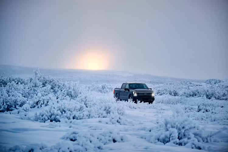 Kết quả, chiếc bán tải Ford F-150 Lightning được đánh giá là sẽ mang đến cảm giác lái tự tin dù là trên các bề mặt dễ trơn trượt như băng hay tuyết. Thực tế, trước đó các kỹ sư cũng đã tiến hành thử nghiệm mẫu bán tải điện này ở Borrego Springs, Johnson Valley, Michigan’s Upper Peninsula và Ford’s Michigan Proving Grounds gần Romeo.