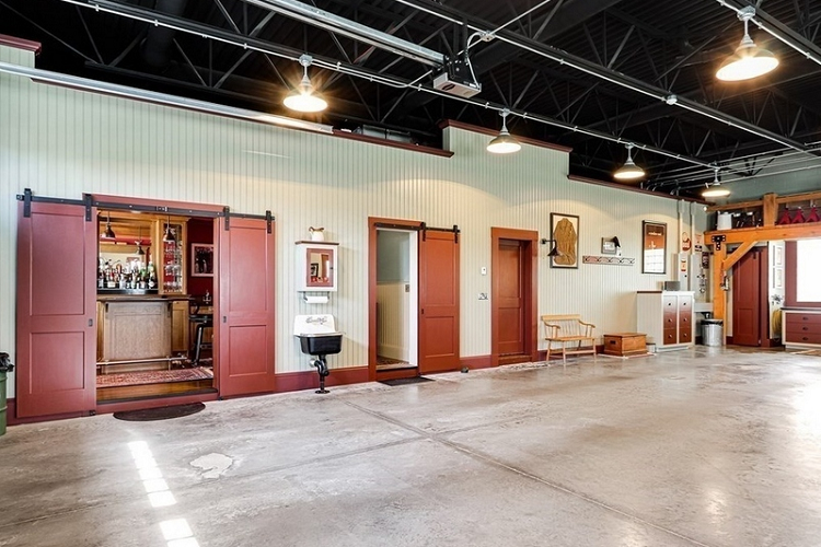 Trong đó, không gian nhà để xe được hoàn thiện sang trọng với 5 khoang đậu xe cùng thang máy 2 trụ để rửa xe hay sửa chữa xe chuyên nghiệp, nhiều bàn làm việc và không gian lưu trữ. Tất nhiên khu vực này được trang bị hệ thống sưởi.