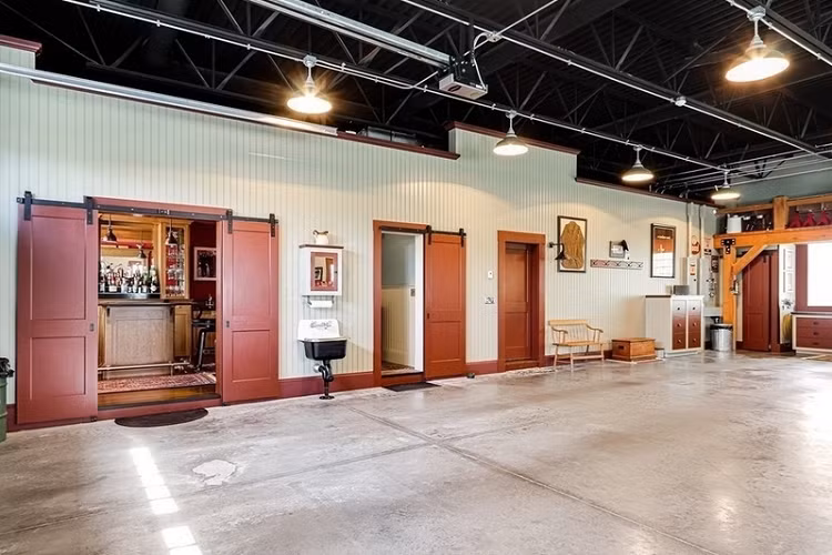 Trong đó, không gian nhà để xe được hoàn thiện sang trọng với 5 khoang đậu xe cùng thang máy 2 trụ để rửa xe hay sửa chữa xe chuyên nghiệp, nhiều bàn làm việc và không gian lưu trữ. Tất nhiên khu vực này được trang bị hệ thống sưởi.