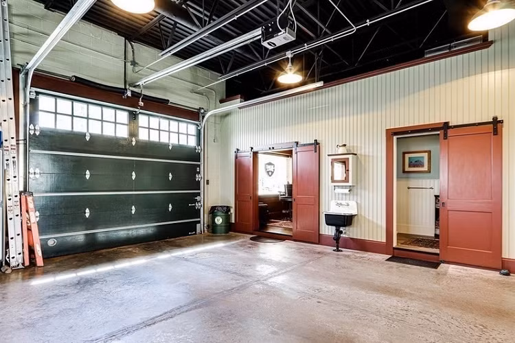 Phần còn lại của ngôi nhà là một phòng ngủ, 2 phòng tắm sang trọng và một quầy bar đầy đủ với chỗ ngồi cho 4 người cùng một chiếc TV màn hình lớn gắn trên tường.