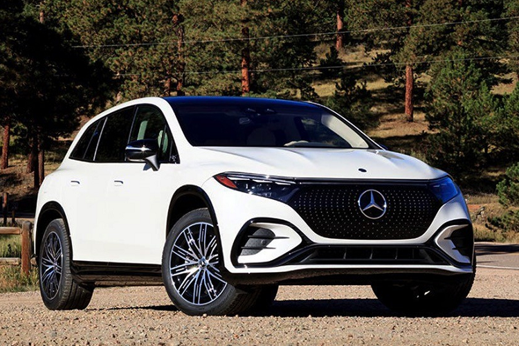 Trang bị an toàn của xe có điểm nhấn là gói Driver Assistance Package, bao gồm hệ thống kiểm soát hành trình thích ứng, hệ thống giữ làn đường, hỗ trợ phát hiện điểm mù, hỗ trợ đánh lái chủ động, hỗ trợ phanh chủ động tích hợp tính năng phát hiện phương tiện cắt ngang khi lùi và hệ thống ngăn va chạm sớm.