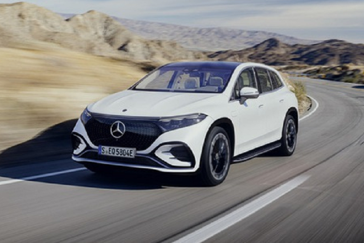 Tiếp đến, Mercedes-Benz EQS 2023 sẽ được trang bị hệ thống treo khí nén Airmatic Air, hệ thống giảm chấn thích ứng, hệ thống chọn chế độ lái (Comfort, Sport, Eco, Individual) và hệ thống đánh lái cầu sau 10 độ tiêu chuẩn.