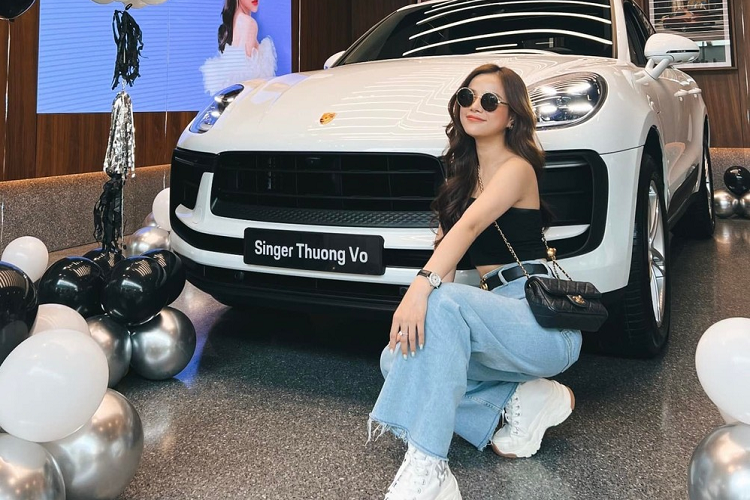 Ngay sau khi tậu xe, nhiều cư dân mạng để lại bình luận chúc mừng người đẹp 9X chỉ mới nổi tiếng trên mạng trong 2 năm qua nhưng đã tậu được xế sang. Nữ ca sĩ sinh năm 1992 chia sẻ chỉ đến chụp ảnh với chiếc xe Porsche Macan 2022 mình đặt mua, nhiều khả năng là đợi xe sẽ làm xong các thủ tục đăng kiểm biển số mới mang xe về nhà.