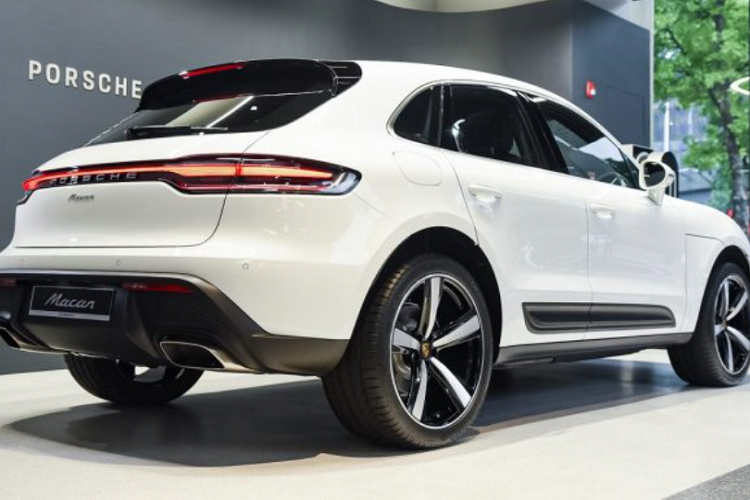 Mức giá xe Porsche Macan 2022 từ 2,9 tỷ cho bản tiêu chuẩn, còn nếu chọn mua Macan T, Macan S và Macan GTS - các mức giá bán lần lượt sẽ là từ 3,2 tỷ đồng, 3,8 tỷ đồng và 4,7 tỷ đồng. Trước Thương Võ, nhiều nghệ sĩ hay cầu thủ bóng đã cũng chọn mua Porsche Macan thế hệ mới như nam diễn viên Tuấn Trần hay cầu thủ Quế Ngọc Hải...