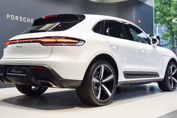 Mức giá xe Porsche Macan 2022 từ 2,9 tỷ cho bản tiêu chuẩn, còn nếu chọn mua Macan T, Macan S và Macan GTS - các mức giá bán lần lượt sẽ là từ 3,2 tỷ đồng, 3,8 tỷ đồng và 4,7 tỷ đồng. Trước Thương Võ, nhiều nghệ sĩ hay cầu thủ bóng đã cũng chọn mua Porsche Macan thế hệ mới như nam diễn viên Tuấn Trần hay cầu thủ Quế Ngọc Hải...