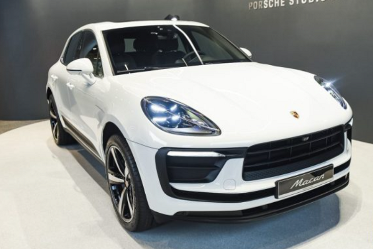 Porsche Macan 2022 của Thương Võ có giá từ 2,9 tỷ đồng. Chiếc xe SUV thể thao hạng sang này có ngoại thất màu trắng cùng nhiều chi tiết sơn đen