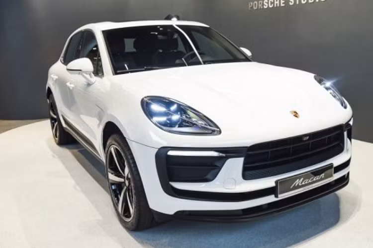 Porsche Macan 2022 của Thương Võ có giá từ 2,9 tỷ đồng. Chiếc xe SUV thể thao hạng sang này có ngoại thất màu trắng cùng nhiều chi tiết sơn đen
