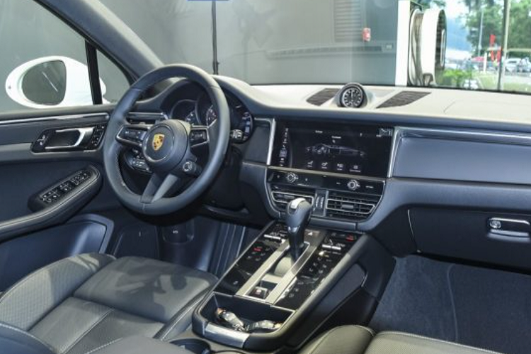 Hiện chưa rõ Thương Võ chọn mua Porsche Macan phiên bản nào, ở bản tiêu chuẩn và T xe được trang bị động cơ 4 xi-lanh, dung tích 2.0 lít tăng áp, có công suất tối đa 261 mã lực.