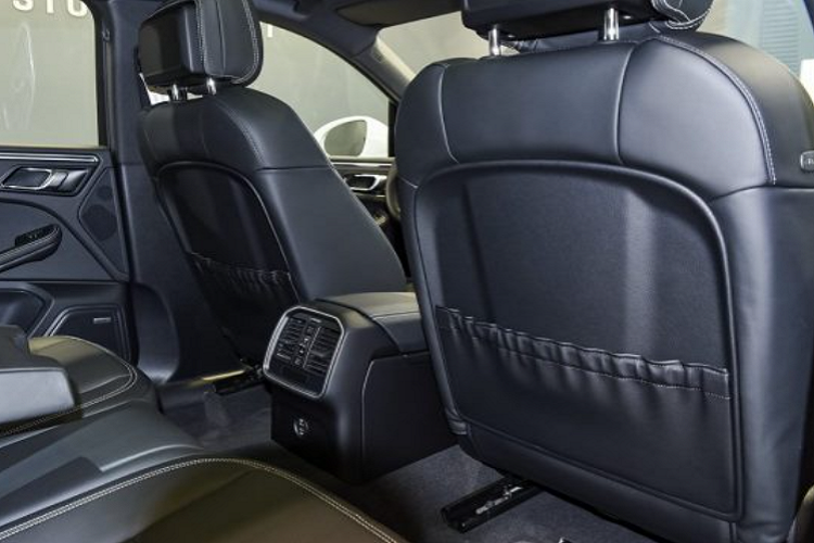 Còn Porsche Macan S và xe Porsche Macan GTS sử dụng động cơ V6, dung tích 2.9 lít, tăng áp kép có công suất tối đa tương ứng 375 mã lực và 434 mã lực. Tất cả phiên bản dùng chung hộp số tự động 7 cấp ly hợp kép PDK.