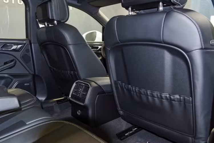 Còn Porsche Macan S và xe Porsche Macan GTS sử dụng động cơ V6, dung tích 2.9 lít, tăng áp kép có công suất tối đa tương ứng 375 mã lực và 434 mã lực. Tất cả phiên bản dùng chung hộp số tự động 7 cấp ly hợp kép PDK.