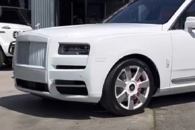 Rolls-Royce Cullinan tại Việt Nam hiện không phải là một mẫu xe hàng hiếm, tuy nhiên một chiếc Rolls-Royce bên ngoài trắng tinh khôi nhưng bên trong hồng cá tính như vậy thì chắc chắn là vô cùng hiếm có khó gặp trên phạm vi toàn thế giới.