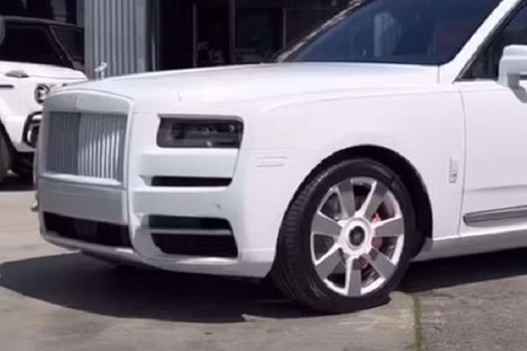 Rolls-Royce Cullinan tại Việt Nam hiện không phải là một mẫu xe hàng hiếm, tuy nhiên một chiếc Rolls-Royce bên ngoài trắng tinh khôi nhưng bên trong hồng cá tính như vậy thì chắc chắn là vô cùng hiếm có khó gặp trên phạm vi toàn thế giới.