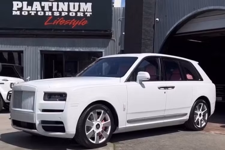 Ngoài những nâng cấp về mặt thẩm mỹ, chiếc Rolls-Royce vẫn giữ lớp sơn ngoại thất màu trắng ngà nguyên bản. Bên dưới nắp ca-pô, chiếc Cullinan vẫn sở hữu khối động cơ V12 dung tích 6.75L quen thuộc, với cấu hình twin turbo kết hợp hộp số tự động 8 cấp để có thể cung cấp sức mạnh lên tới 563 mã lực và mô-men xoắn 850 Nm tới cả 4 bánh xe. Nhờ vậy, xe có thể tăng tốc từ 0-100 km/h chỉ trong 5,2 giây trước khi đạt vận tốc cực đại 250 km/h.