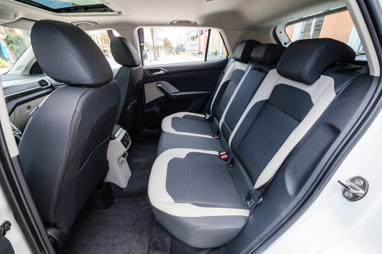 Nội thất của Volkswagen T-Cross cũng khá đơn giản với ghế bọc da 2 màu trắng - đen, vô lăng vát đáy được bọc da, tích hợp một số nút điều khiển như hệ thống kiểm soát hành trình Cruise Control, cửa sổ trời, điều hoà tự động,...
