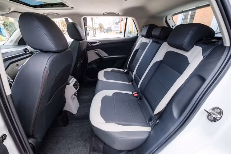Nội thất của Volkswagen T-Cross cũng khá đơn giản với ghế bọc da 2 màu trắng - đen, vô lăng vát đáy được bọc da, tích hợp một số nút điều khiển như hệ thống kiểm soát hành trình Cruise Control, cửa sổ trời, điều hoà tự động,...