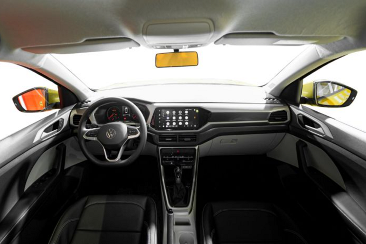 Mặc dù có giá bán cao hơn gần gấp đôi một số đối thủ cùng phân khúc nhưng Volkswagen T-Cross lại đi kèm các trang bị khá ít ỏi. Cụ thể, xe được trang bị động cơ xăng 3 xi-lanh, dung tích 1.0L, kết hợp với hộp số tự động 6 cấp và hệ dẫn động cầu trước.