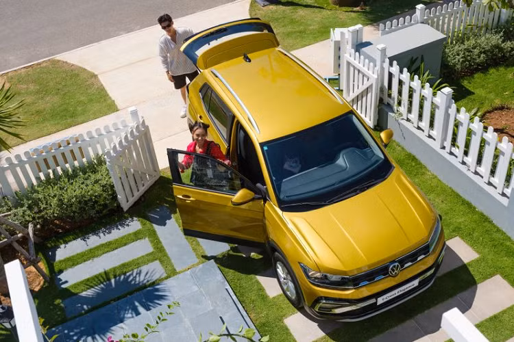 Nhìn chung, nếu đặt Volkswagen T-Cross lên bàn cân so sánh với các đối thủ khác trong cùng phân khúc thì mẫu xe này không thực sự nổi bật hơn về thiết kế, tiện nghi hay khả năng vận hành. Đó là chưa kể đến giá bán ngang ngửa một số mẫu SUV cỡ lớn hơn như Mazda CX-5, Honda CR-V, Kia Sorento, Hyundai SantaFe hay Toyota Fortuner. 