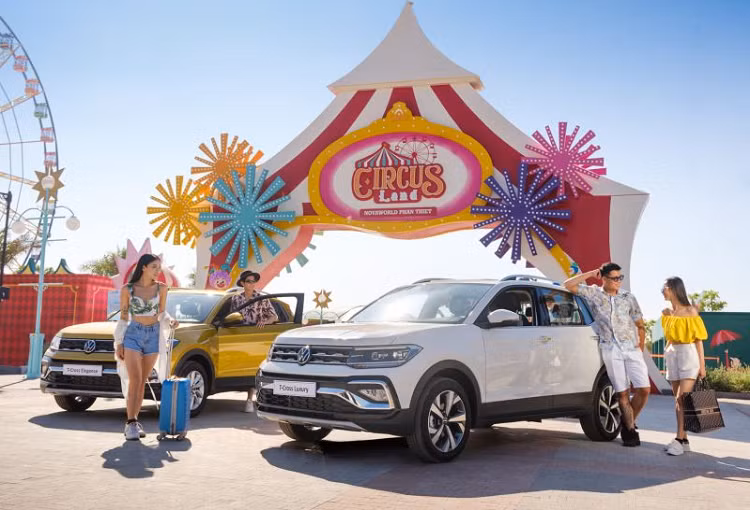 Ngay sau khi ra mắt, Volkswagen T-Cross 2022 mới đã nhận được những ý kiến trái chiều vì mức giá đưa ra cao hơn tất cả các đối thủ khác cùng phân khúc như Peugeot 2008 (giá từ 769 - 849 triệu đồng), Honda HR-V (786 - 871 triệu đồng), KIA Seltos (639 - 724 triệu đồng) hay Hyundai Creta (620 - 730 triệu đồng). Trên thực tế, Volkswagen T-Cross chính là mẫu SUV đô thị cỡ B đắt nhất Việt Nam hiện nay. 