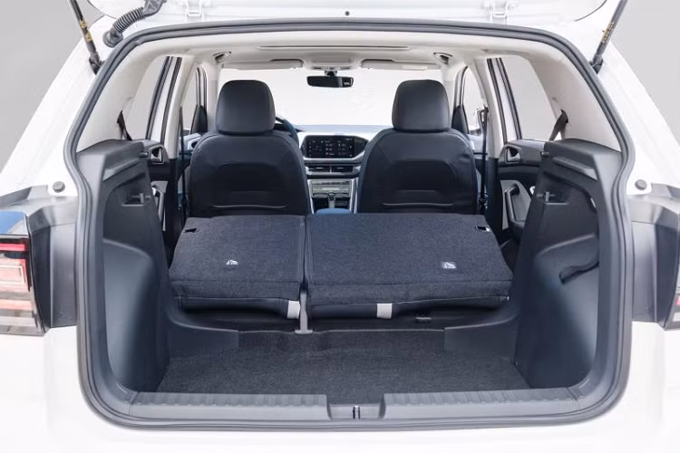 Bên cạnh đó, xe chỉ có phanh tay cơ và không được trang bị tính năng tự động giữ phanh tạm thời Auto Hold. Ở phiên bản Elegance, xe thậm chí còn sử dụng chìa khoá cơ để nổ máy và đồng hồ cơ sau vô-lăng. 