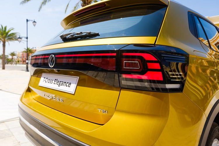 Đèn sương mù của mẫu xe SUV Volkswagen T-Cross được gắn ở 2 góc cản, có chức năng tự động chiếu theo góc lái. Ở phía sau, đèn hậu dạng LED hình chữ C kéo dài. Thiết kế phần cản sau khá cứng cáp. Ở phiên bản Luxury, xe được trang bị bộ mâm hợp kim 17 inch.