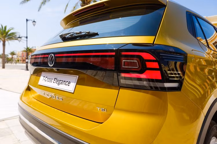 Đèn sương mù của mẫu xe SUV Volkswagen T-Cross được gắn ở 2 góc cản, có chức năng tự động chiếu theo góc lái. Ở phía sau, đèn hậu dạng LED hình chữ C kéo dài. Thiết kế phần cản sau khá cứng cáp. Ở phiên bản Luxury, xe được trang bị bộ mâm hợp kim 17 inch.