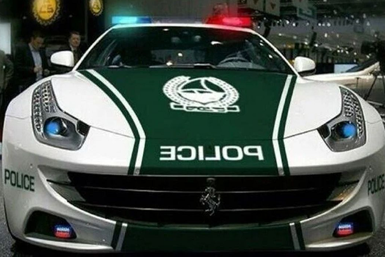  5. Ferrari FF - 335 km/giờ Ferrai FF là mẫu xe được thiết kế đặc biệt dành cho cảnh sát Dubai, chiếc xe dễ dàng đạt tốc độ tối đa 335 km/h trong khi đó tăng tốc từ 0 – 96 km/h trong 3.7 giây.