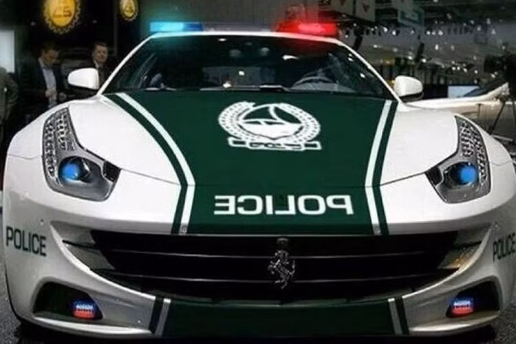  5. Ferrari FF - 335 km/giờ Ferrai FF là mẫu xe được thiết kế đặc biệt dành cho cảnh sát Dubai, chiếc xe dễ dàng đạt tốc độ tối đa 335 km/h trong khi đó tăng tốc từ 0 – 96 km/h trong 3.7 giây.