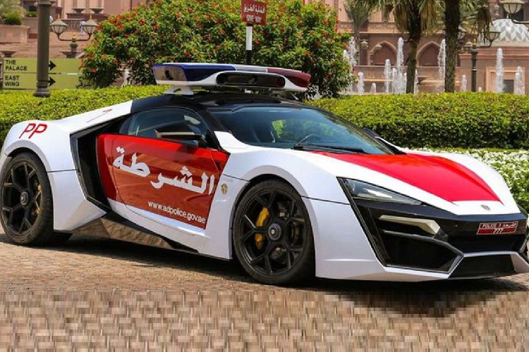  2. Lykan Hypersport - 394,2 km/giờ Lykan Hypersport là chiếc siêu xe đã từng xuất hiện trong bộ phim bom tấn Fast and Furious 7. Nó thực sự là một con “quái vật” với khối động cơ 6 xi lanh thẳng hàng dung tích 3,7L, cho công suất 770 mã lực và mô-men xoắn cực đại 1.000 Nm. Khả năng tăng tốc từ 0 - 100 km/h chỉ trong 2,8 giây và đạt tốc độ tối đa gần 400km/h.