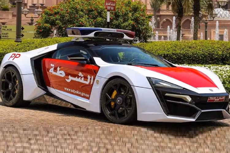  2. Lykan Hypersport - 394,2 km/giờ Lykan Hypersport là chiếc siêu xe đã từng xuất hiện trong bộ phim bom tấn Fast and Furious 7. Nó thực sự là một con “quái vật” với khối động cơ 6 xi lanh thẳng hàng dung tích 3,7L, cho công suất 770 mã lực và mô-men xoắn cực đại 1.000 Nm. Khả năng tăng tốc từ 0 - 100 km/h chỉ trong 2,8 giây và đạt tốc độ tối đa gần 400km/h.