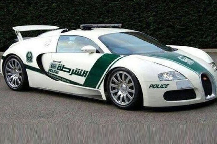 Với động cơ 16 xi-lanh 1.000 mã lực, Bugatti Veyron có thể tăng tốc từ 0 - 96km/giờ chỉ trong 2,5 giây và đạt tốc độ tối đa 407 km/giờ. Mặc dù có tốc độ đáng kinh ngạc nhưng Cảnh sát Dubai không sử dụng Bugatti Veyron trị giá 1,6 triệu USD cho các cuộc rượt đuổi tốc độ cao. Thay vào đó, Bugatti Veyron chỉ được sử dụng để di chuyển quanh các khu vực công cộng và điểm du lịch xung quanh thành phố để phá vỡ khoảng cách giữa người dân và cảnh sát.