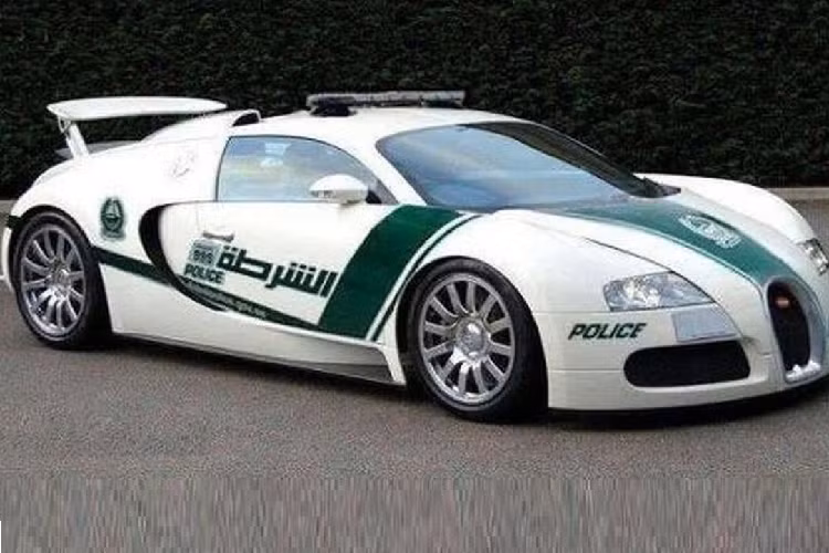 Với động cơ 16 xi-lanh 1.000 mã lực, Bugatti Veyron có thể tăng tốc từ 0 - 96km/giờ chỉ trong 2,5 giây và đạt tốc độ tối đa 407 km/giờ. Mặc dù có tốc độ đáng kinh ngạc nhưng Cảnh sát Dubai không sử dụng Bugatti Veyron trị giá 1,6 triệu USD cho các cuộc rượt đuổi tốc độ cao. Thay vào đó, Bugatti Veyron chỉ được sử dụng để di chuyển quanh các khu vực công cộng và điểm du lịch xung quanh thành phố để phá vỡ khoảng cách giữa người dân và cảnh sát.