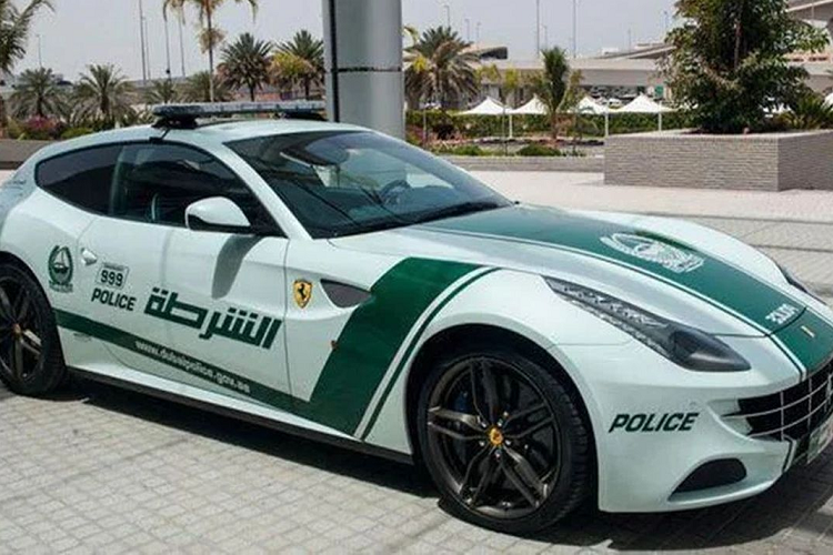Ferrari FF cho cảnh sát Dubai là một trong số ít những chiếc siêu xe được sử dụng và cũng là chiếc xe duy nhất trong hàng ngũ những chiếc siêu xe cảnh sát do nữ sỹ quan cảnh sát điều khiển.