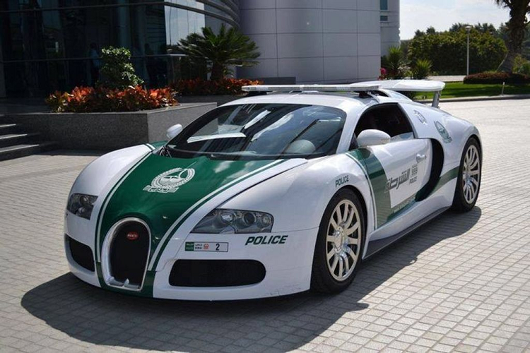  1. Bugatti Veyron - 407km/giờ Cảnh sát Dubai đã quyết định trang bị mẫu xe Bugatti Veyron cho nhân viên bởi họ cần một chiếc xe có thể đuổi kịp bất kỳ chiếc xe nào vi phạm tốc độ trong thành phố, nơi mà siêu xe xuất hiện nhan nhản khắp nơi. Và đội xe gồm 14 chiếc Bugatti Veyron hiện đang là xe cảnh sát nhanh nhất thế giới.