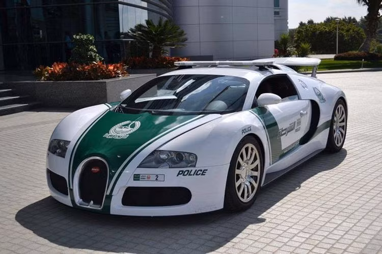  1. Bugatti Veyron - 407km/giờ Cảnh sát Dubai đã quyết định trang bị mẫu xe Bugatti Veyron cho nhân viên bởi họ cần một chiếc xe có thể đuổi kịp bất kỳ chiếc xe nào vi phạm tốc độ trong thành phố, nơi mà siêu xe xuất hiện nhan nhản khắp nơi. Và đội xe gồm 14 chiếc Bugatti Veyron hiện đang là xe cảnh sát nhanh nhất thế giới.