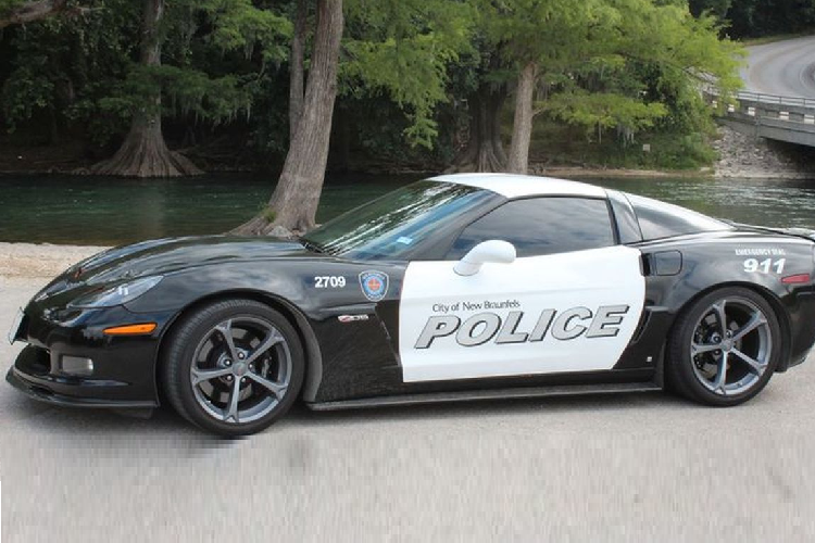  3. Chevrolet Corvette Z06 - 366km/giờ Vào năm 2015, Sở Cảnh sát New Braunfels (Texas, Mỹ) bổ sung vào đội xe của họ chiếc Chevrolet Corvette Z06 thuộc về một kẻ buôn ma túy ở San Antonio có quan hệ với băng đảng Mexico.