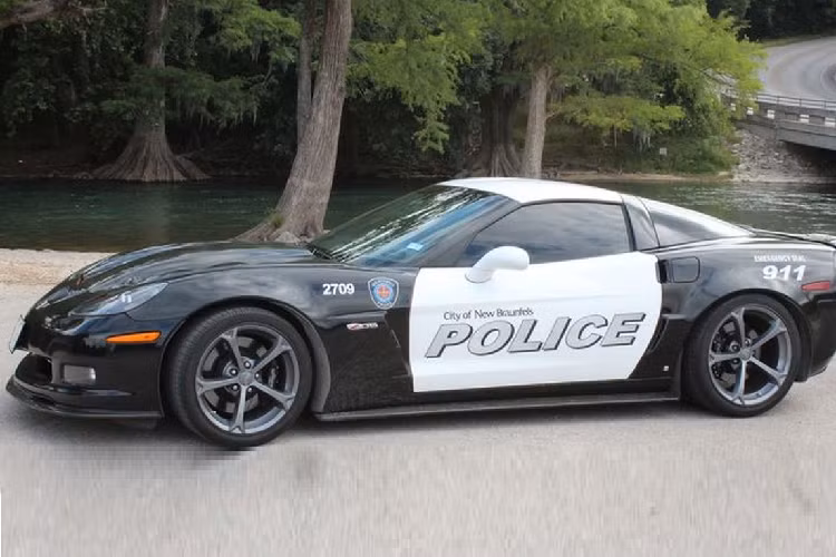  3. Chevrolet Corvette Z06 - 366km/giờ Vào năm 2015, Sở Cảnh sát New Braunfels (Texas, Mỹ) bổ sung vào đội xe của họ chiếc Chevrolet Corvette Z06 thuộc về một kẻ buôn ma túy ở San Antonio có quan hệ với băng đảng Mexico.