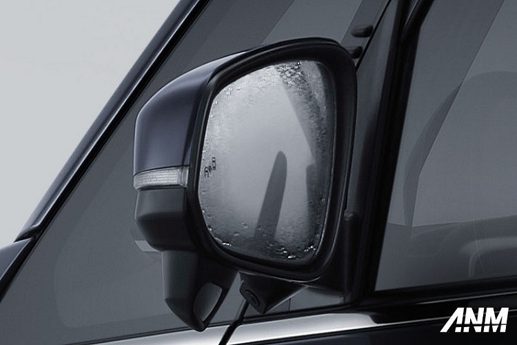 Là xe MPV nên Toyota Voxy 2022 đương nhiên sẽ được trang bị cửa trượt bên sườn. Tuy nhiên, cửa trượt bên sườn của xe đặc biệt hơn khi tích hợp cảm biến đá chân. Người dùng chỉ cần khua chân bên dưới cửa là có thể mở ra mà không cần dùng tay Trong khi đó, cửa cốp của xe đi kèm nút bấm mở cửa chỉnh điện nằm gần đèn hậu bên trái. Độc đáo hơn, cửa cốp của Toyota Voxy 2022 có thể dừng lưng chừng ở bất kỳ vị trí nào khi đang mở. 