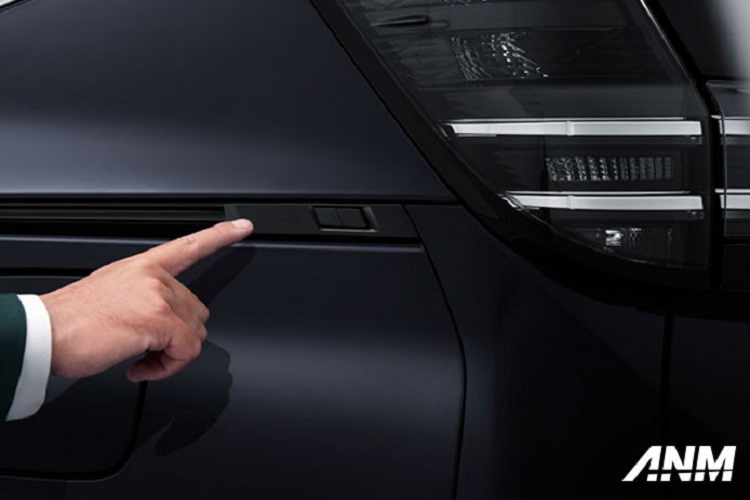 Bên trong Toyota Voxy 2022 là không gian nội thất màu tối, bao gồm cả ghế lẫn mặt táp-lô. Xe được bổ sung vô lăng mới, tích hợp phím chức năng, màn hình thông tin giải trí tăng kích thước lên 9 inch, màn hình màu 7 inch trong bảng đồng hồ, màn hình hiển thị thông tin kính lái HUD và 6 cổng USB Type A. Bên cạnh đó là sạc điện thoại thông minh không dây và hệ thống lọc không khí. Tuy nhiên, xe không có cửa sổ trời. 