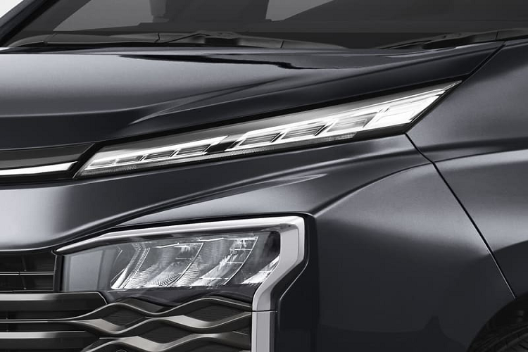 So với thế hệ cũ, xe ngắn hơn, rộng hơn và cao hơn trong khi chiều dài cơ sở giữ nguyên. Riêng chiều cao gầm của xe giảm 15 mm xuống còn 150 mm. Đồng thời, Toyota Voxy 2022 có chiều dài cơ sở lớn hơn đáng kể so với con số 2.750 mm của Innova.