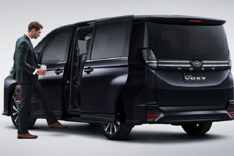 Bên sườn, mẫu MPV cỡ trung này có đường chân kính mạ crôm và bộ vành hợp kim 17 inch với thiết kế 5 chấu kép, sơn 2 màu thể thao. Phía sau xe là cụm đèn hậu LED nằm dọc, nối liền với cột D. Ở giữa đèn hậu còn có 4 dải đèn nằm ngang, logo của hãng Toyota và tem chữ nổi "Voxy". 