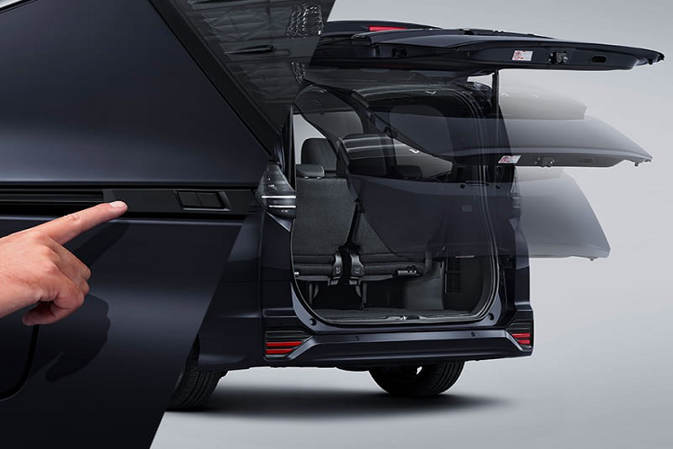 Ở giữa Toyota Voxy 2022 là 2 ghế thương gia, có thể dịch chuyển sát vào nhau hoặc tách rời ra. Ngoài ra, 2 ghế này có thể ngửa ra phía sau, nối với hàng ghế cuối để tạo thành chiếc giường cho hành khách nghỉ ngơi. Trong khi đó, hàng ghế cuối có thể gập gọn vào bên sườn xe để người dùng trượt 2 ghế giữa xuống dưới. Trên trần còn có thêm màn hình giải trí 11,6 inch để hành khách giải trí. 