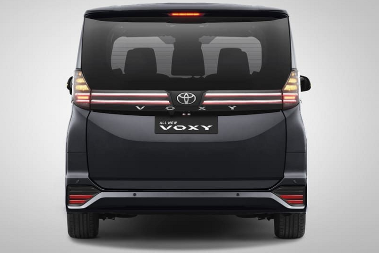 Không chỉ có kích thước lớn hơn, Toyota Voxy 2022 còn sở hữu thiết kế ngoại thất ấn tượng và sang trọng hơn Innova. Điều này được thể hiện rõ qua thiết kế đầu xe với lưới tản nhiệt cỡ lớn, kéo dài gần hết cản trước và nối liền với cụm đèn pha LED. Hai chi tiết này được bao quanh bằng nẹp mạ crôm sáng bóng. Trong khi đó, dải đèn LED định vị ban ngày của xe nằm bên trên đèn pha và sát với nắp ca-pô.