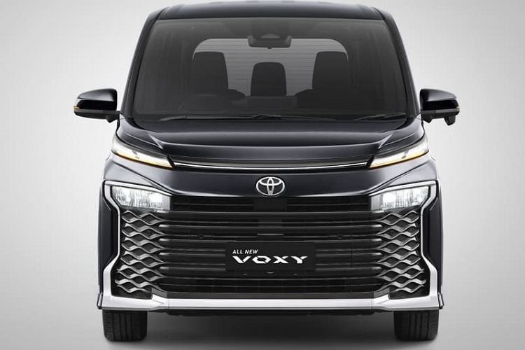 Tương tự xe tại Nhật Bản, Toyota Voxy 2022 tại Indonesia cũng thay đổi đáng kể về kích thước, thiết kế, trang bị và động cơ. Được phát triển dựa trên phiên bản GA-C của cơ sở gầm bệ Toyota New Global Architecture (TNGA), Voxy mới sở hữu chiều dài 4.695 mm, chiều rộng 1.730 mm, chiều cao từ 1.895 - 1.925 mm và chiều dài cơ sở 2.850 mm.