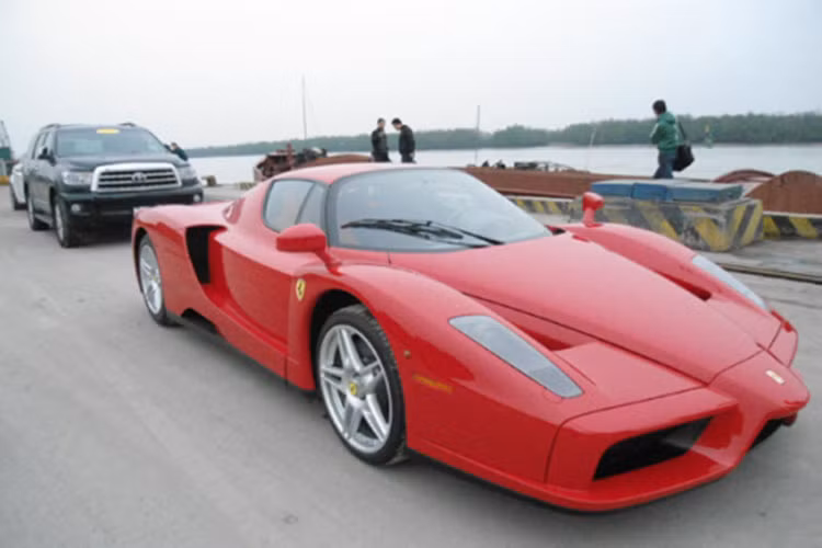 Đầu năm 2012, những hình ảnh về siêu phẩm Ferrari Enzo triệu đô xuất hiện tại cảng Hải Phòng đã gây chấn động giới mê xe lúc bấy giờ. Tại thời điểm đó, không ai dám nghĩ Enzo về nước theo đơn đặt hàng của đại gia Việt dù mấy năm trước đó, không ai tin trên đường phố Việt Nam sẽ xuất hiện các siêu xe của Lamborghini, Ferrari hay Aston Martin.
