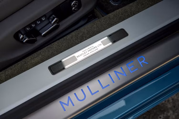 Nội thất của Bentley Continental GT V8 Mulliner được tạo bởi 400.000 mũi khâu, mỗi hoạ tiết kim cương chứa 712 mũi khâu riêng lẻ khiến các nghệ nhân mất 18 tháng hoàn thành thủ công. Đèn chào mừng Mulliner Welcome Lamps sẽ hiện ra khi chủ nhân mở cửa xe.