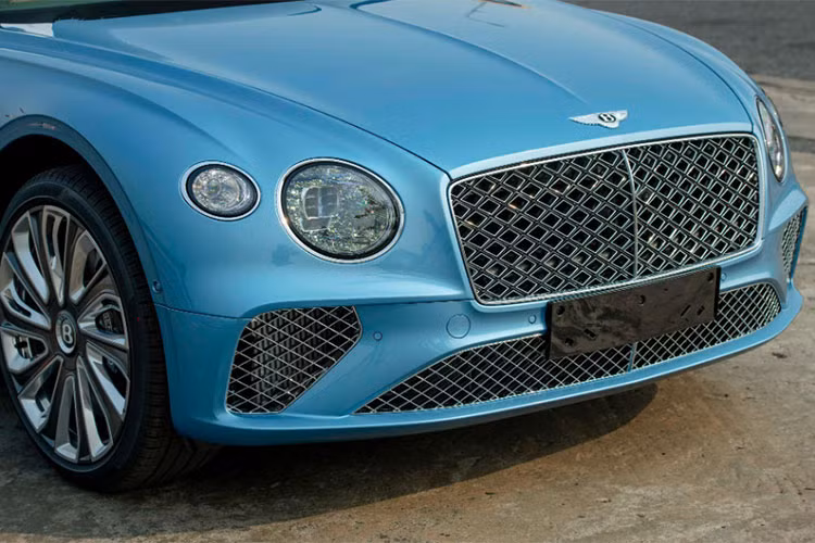 Sức mạnh này sẽ kết hợp cùng hộp số tự động 8 cấp, nhờ đó mà chiếc Coupe siêu sang thể thao Bentley Continental GT V8 Mulliner mới lăn bánh tại Hà Nội có thể đua nước rút từ vị trí xuất phát lên 100 km/h chỉ trong thời gian 4 giây trước khi đạt vận tốc tối đa 319 km/h.